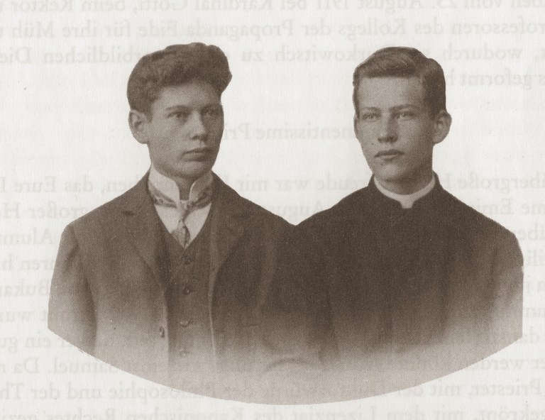Sammen med sin bror Frans under hans studier i Bucureşti (1906)