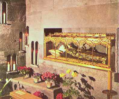 Dekket av voks ligger Crescentias relikvier i et praktfullt glasskrin i klosterkirken i Crescentia-klosteret i Kaufbeuren