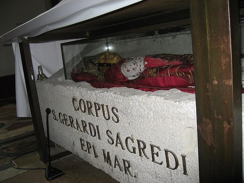 Gerhards relikvier under alteret i kirken San Donato på øya Murano ved Venezia