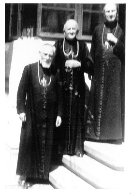 Det siste bildet av biskop Ioan Bălan i live, ved klosteret i Ciorogârla, sammen med biskopene Rusu og Hossu