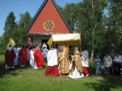 Olsok 2015 prosesjonen ankommer st Olavs kapell på Stiklestad.JPG