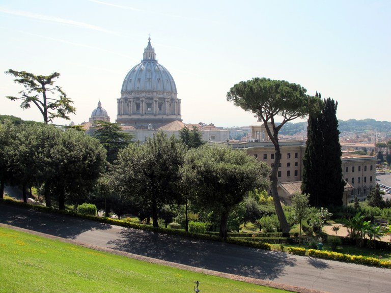 Giardini_vaticani,_veduta_su_s._pietro_03.JPG