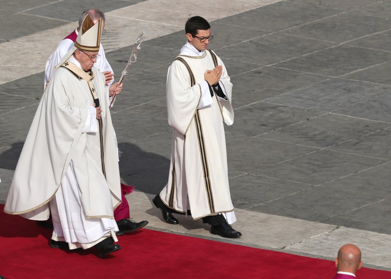 Pope Francis_prosession REUTERS_Alessandro Bianchi.jpg