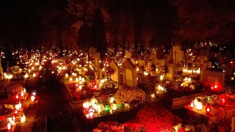 Cmentarz_przy_ul._Wybickiego_w_Toruniu_w_dniu_Wszystkich_Świętych_2015.jpg