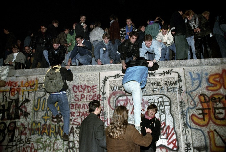 Berlinmuren.1.ungdom opp på mur.jpg