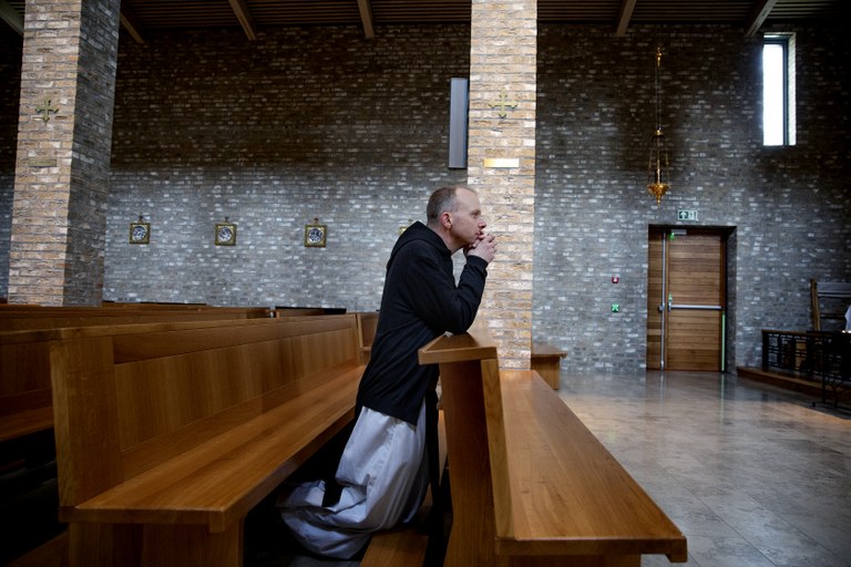 Pressebilde av p. Erik Varden før bispevigselen i Nidarosdomen lørdag 3. oktober. Bønn i St. Olav domkirke, Trondheim.