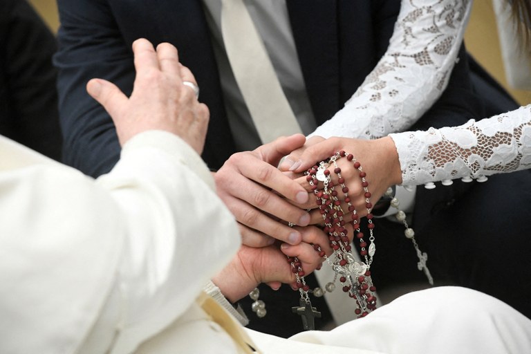 Paven velsigner et nygift par