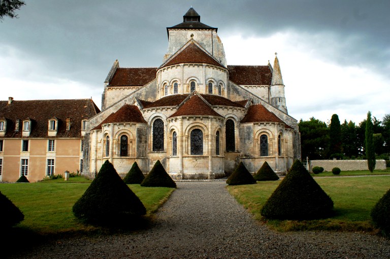 L'abbaye_Notre-Dame_et_Saint-Julien_de_Fontgombault.jpg