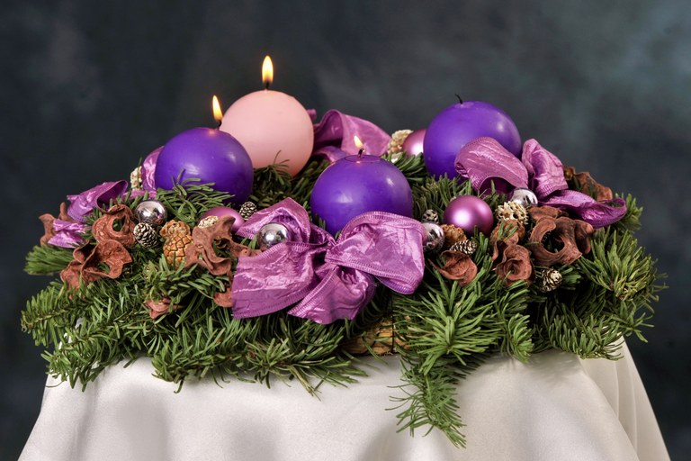 Advent_wreath_with_violet_and_rose_candles_3.jpg