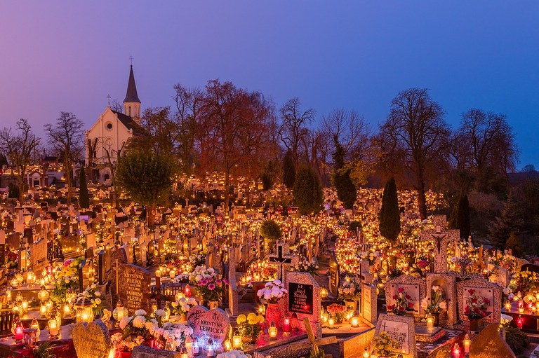 1280px-Celebración_de_Todos_los_Santos,_cementerio_de_la_Santa_Cruz,_Gniezno,_Polonia,_2017-11-01,_DD_10-12_HDR.jpg