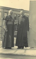 Biskop Mangers til høyre på bildet.

Arkivfoto, tatt en gang før 1964.