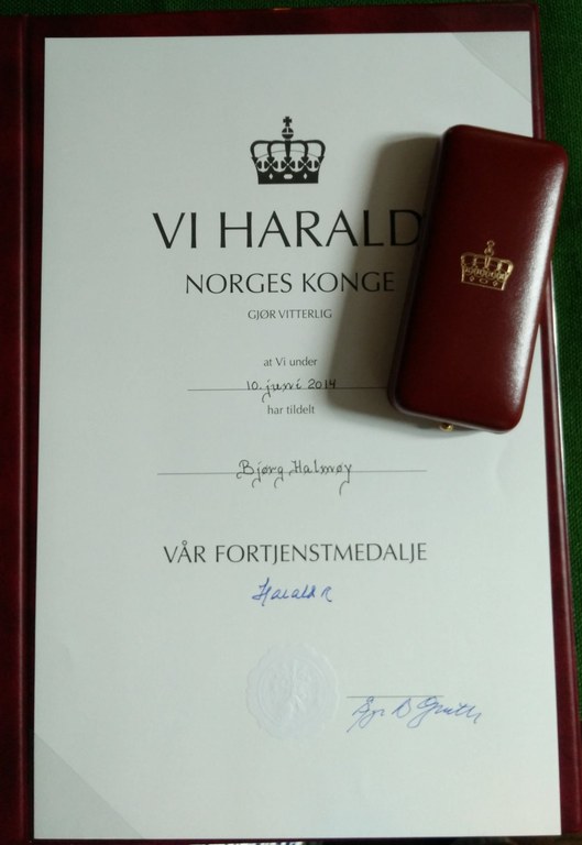 Medaljeskrin og tildelingsdokument