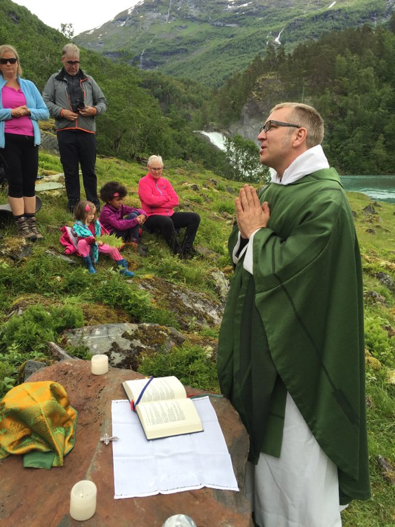 Messe i Mørkridsdalen med broder Haavar.jpg