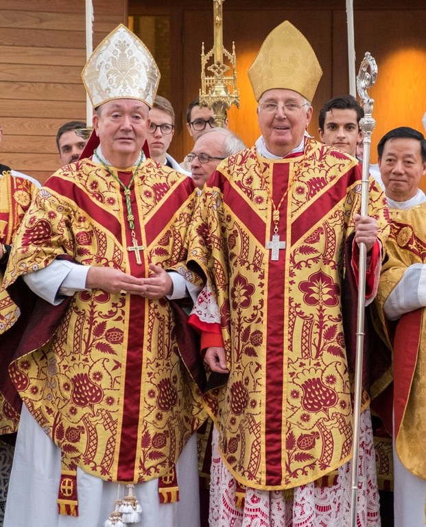 biskopen og kardinal katolsk (2).jpg