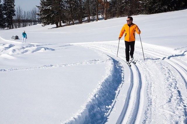 cross-country-skiing-624253_640.jpg