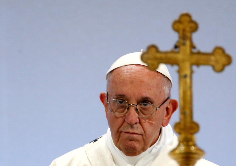 Pave Frans med kors.jpg