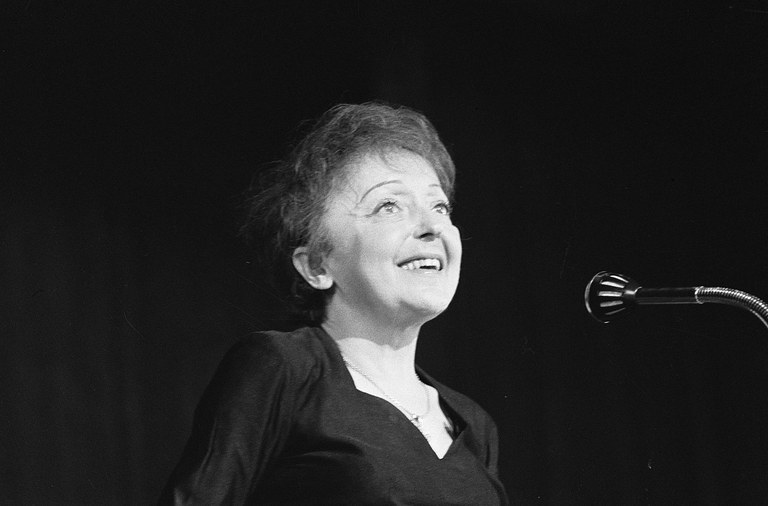 1280px-Edith_Piaf_zingt_in_ons_land,_Bestanddeelnr_914-6438.jpg