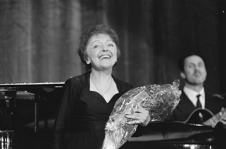 1280px-Edith_Piaf_zingt_in_ons_land,_Bestanddeelnr_914-6439.jpg