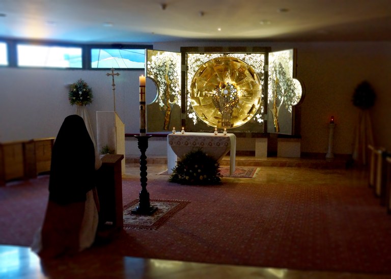 oltarz adoracji Tryptyk Jerozolimski w Grocie Mlecznej w Betlejem.jpg