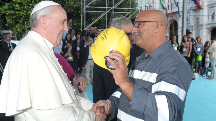 Pope francis with workers_Vatikanradion.jpeg