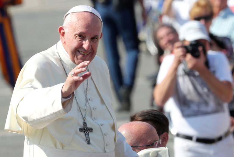 Pave Frans smiler og vinker Reuters_Alessandro Bianchi.jpg