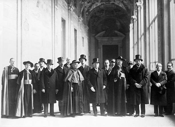 Group_of_Vatican_and_Italian_government_notables_posing_at_the_Lateran_Palace_before_the_signing_of_the_treaty.jpg