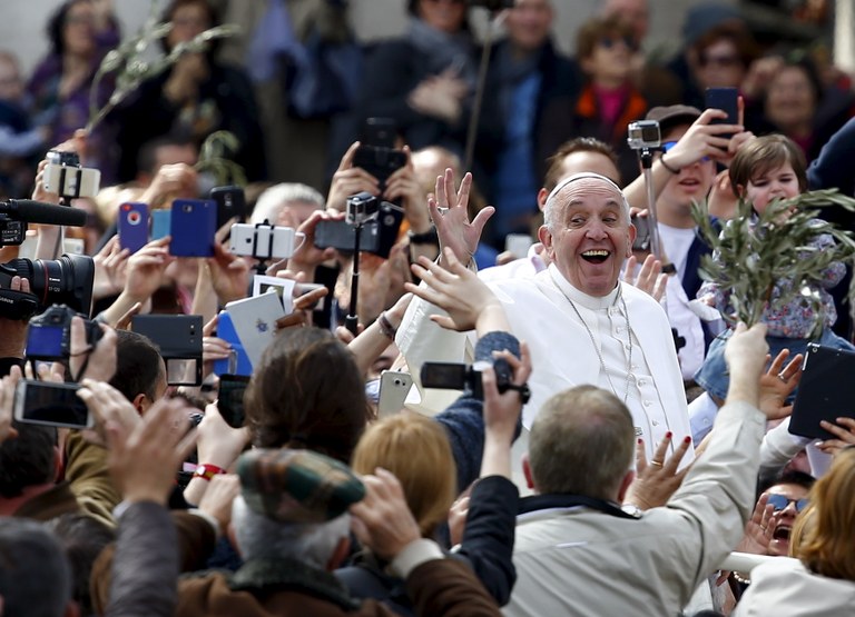 Paven og mobil_REUTERS:Tony Gentile.jpg