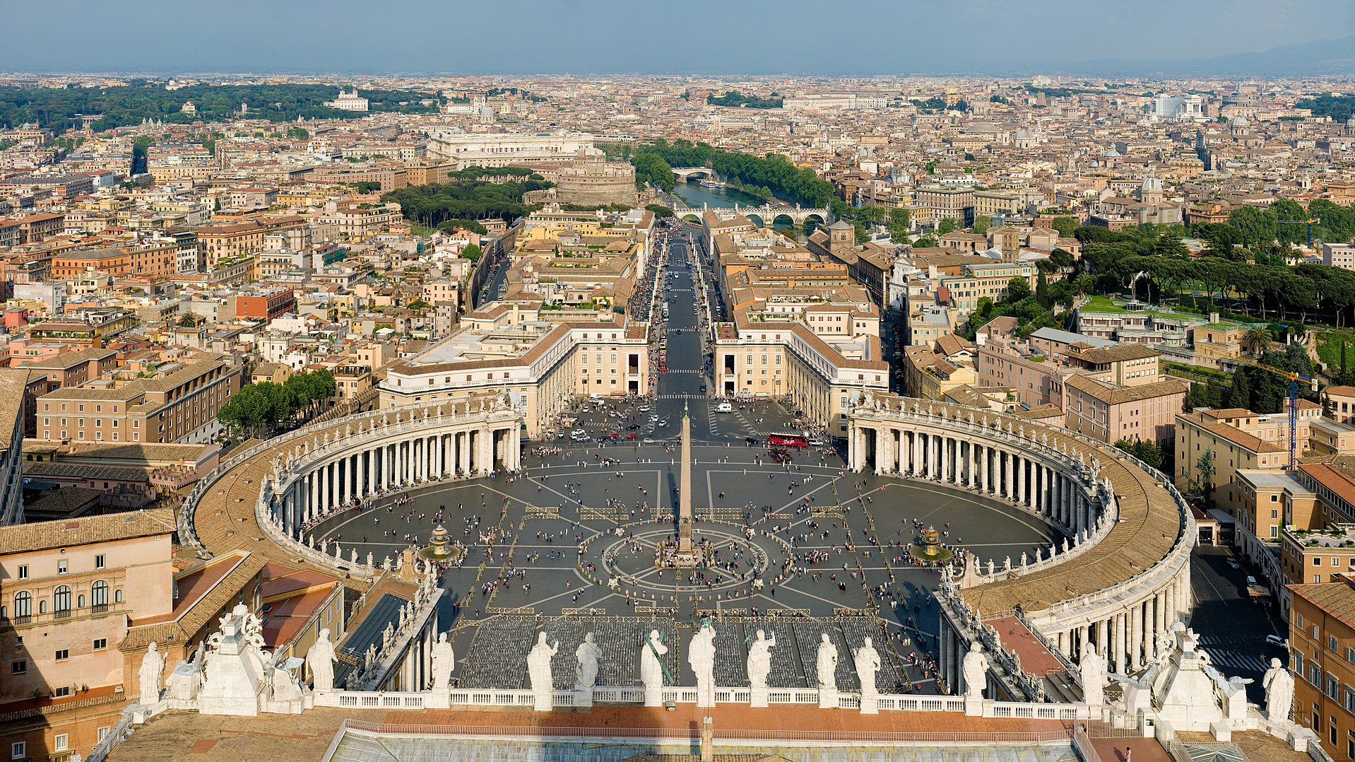 1920px-St_Peter's_Square,_Vatican_City_-_April_2007.jpg