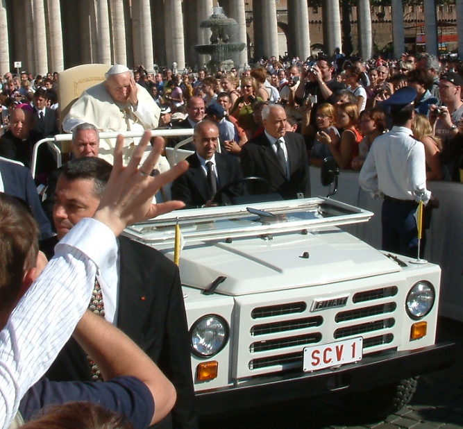 John_Paul_II_pontifical_audience_28-09-2004.jpg