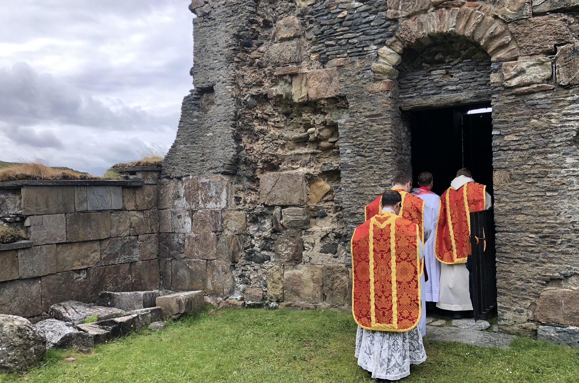 Messen utgangsprosesjon inn i klostertaarnet Ragnhild.jpeg