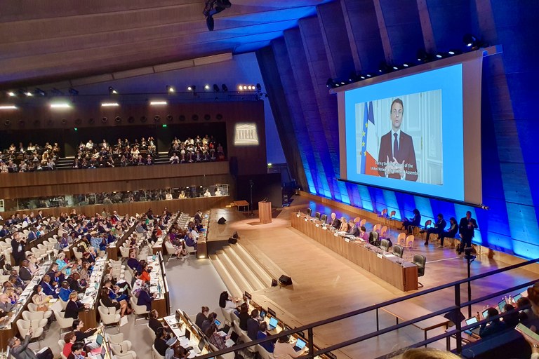 Macron hilser delegatene.jpg