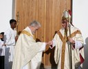 Sognepresten overrekker kirkens nøkler til biskopen
