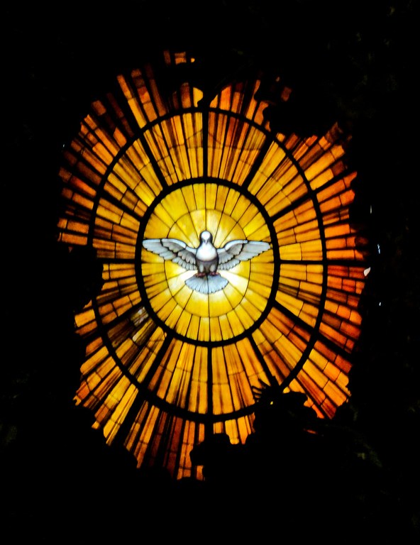 Glassmaleri Den Hellige Ånd Peterskirken foto Flickr.jpg