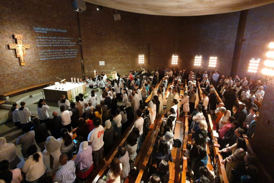 En fullsatt St. Hallvard kirke