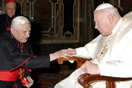 Kardinal Joseph Ratzinger hilser på pave Johannes Paul II