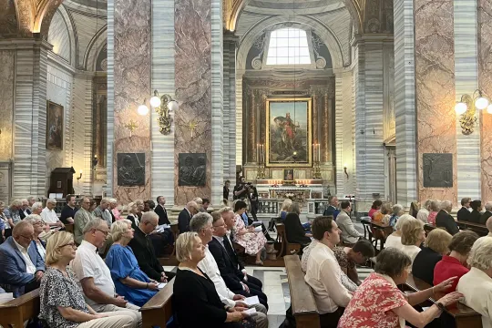 Olavsfestmessen i San Carlo al Corso. Portrett av Hellig Olav i bakgrunnen. 
