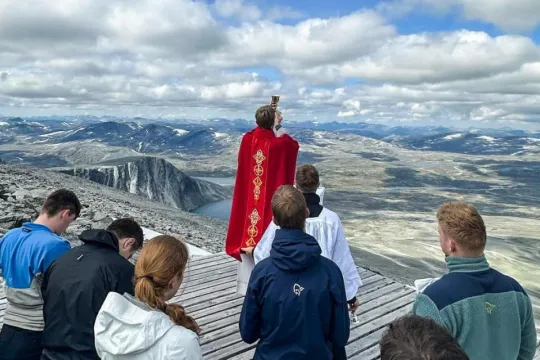 P. Josef Ottersen feirer messe på Snøhetta, Dovrefjell