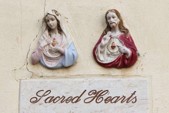 Små keramikkfigurer av Jesus og Jesu hjerte (til høyre) og Maria og Marias hjerte (til venstre)