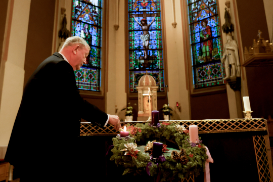 Biskop Bernt tenner adventslys i St. Olav domkirke, 2022.