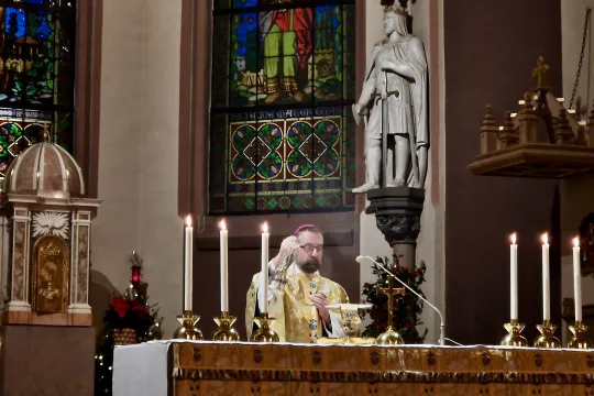 Mgr. Fredrik Hansen feirer midnattsmessen 24.12.2024 i St. Olav domkirke, Oslo. 