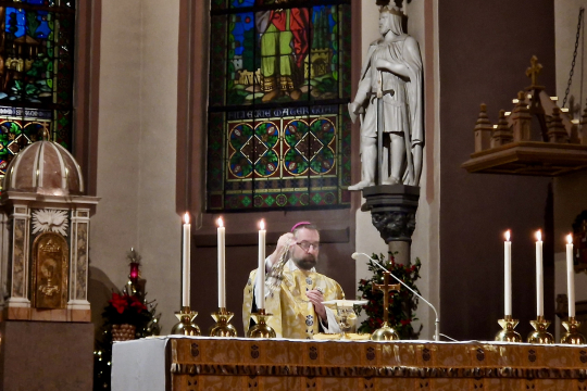 Mgr. Fredrik Hansen feirer midnattsmessen 24.12.2024 i St. Olav domkirke, Oslo.