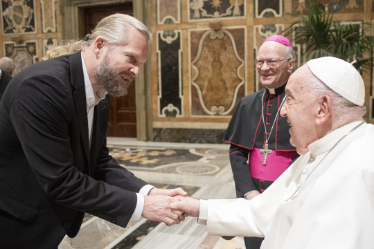 Nasjonalbibliotekar Aslak Sira Myhre og arkivar og bibliotekar for Den hellige romerske kirke H.E. Angelo Vincenzo Zani i audiens hos pave Frans i november 2024.