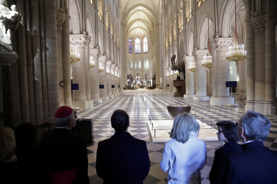 Frankrikes president Macron besøker Notre-Dame-katedralen i Paris