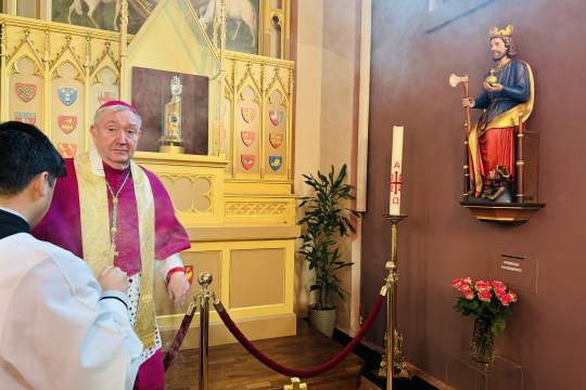Biskop Bernt Eidsvig velsigner Olavstatuen i St. Olav domkirke, Oslo, januar 2025. 
