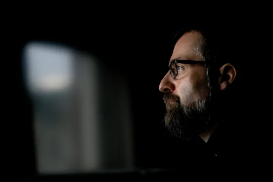 Mgr. Fredrik Hansen i portrett før bispevielsen. 2024