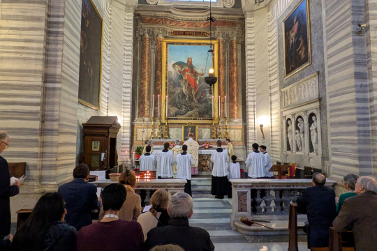 Biskop Fredrik Hansen feirer messe med flere prester og prestestudenter ved Olavsalteret i San Carlo al Corso