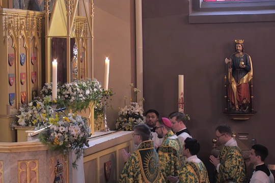 Biskop Fredrik Hansen ber foran Olavsrelikvien i St. Olav domkirke
