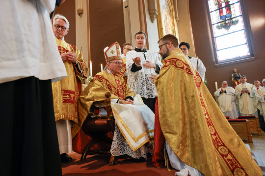 Kardinal Pietro Parolin gjør seg klar til å salve biskop Fredrik Hansen i St. Olav domkirke