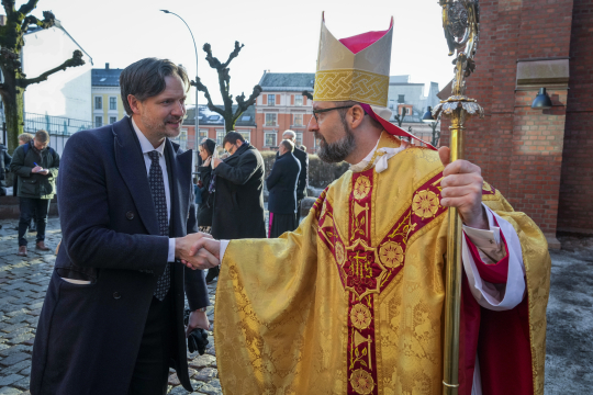 Dag Inge Ulstein hilser på biskop Fredrik Hansen utenfor St. Olav domkirke i Oslo