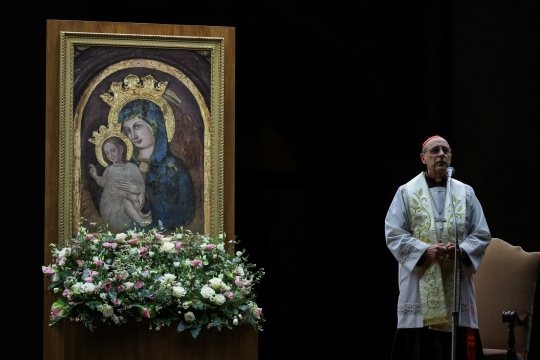 Kardinal Fernández ber på Petersplassen ved siden av et bilde av Jomfru Maria og Jesusbarnet